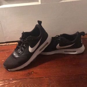 Nike Air Max tavas black and white sneakers